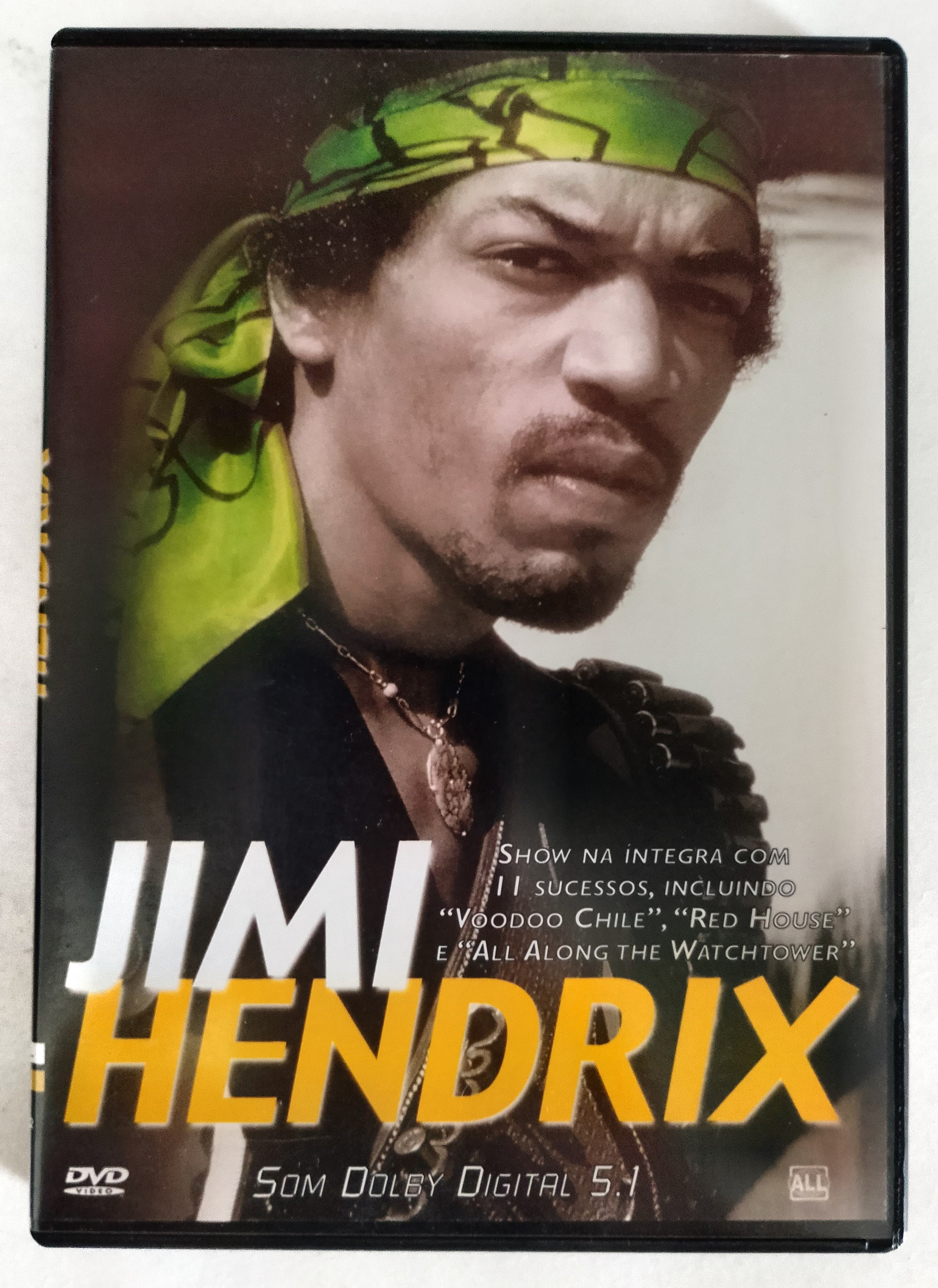 Capa de um DVD do Jimi Hendrix com uma foto dele usando uma bandana verde.