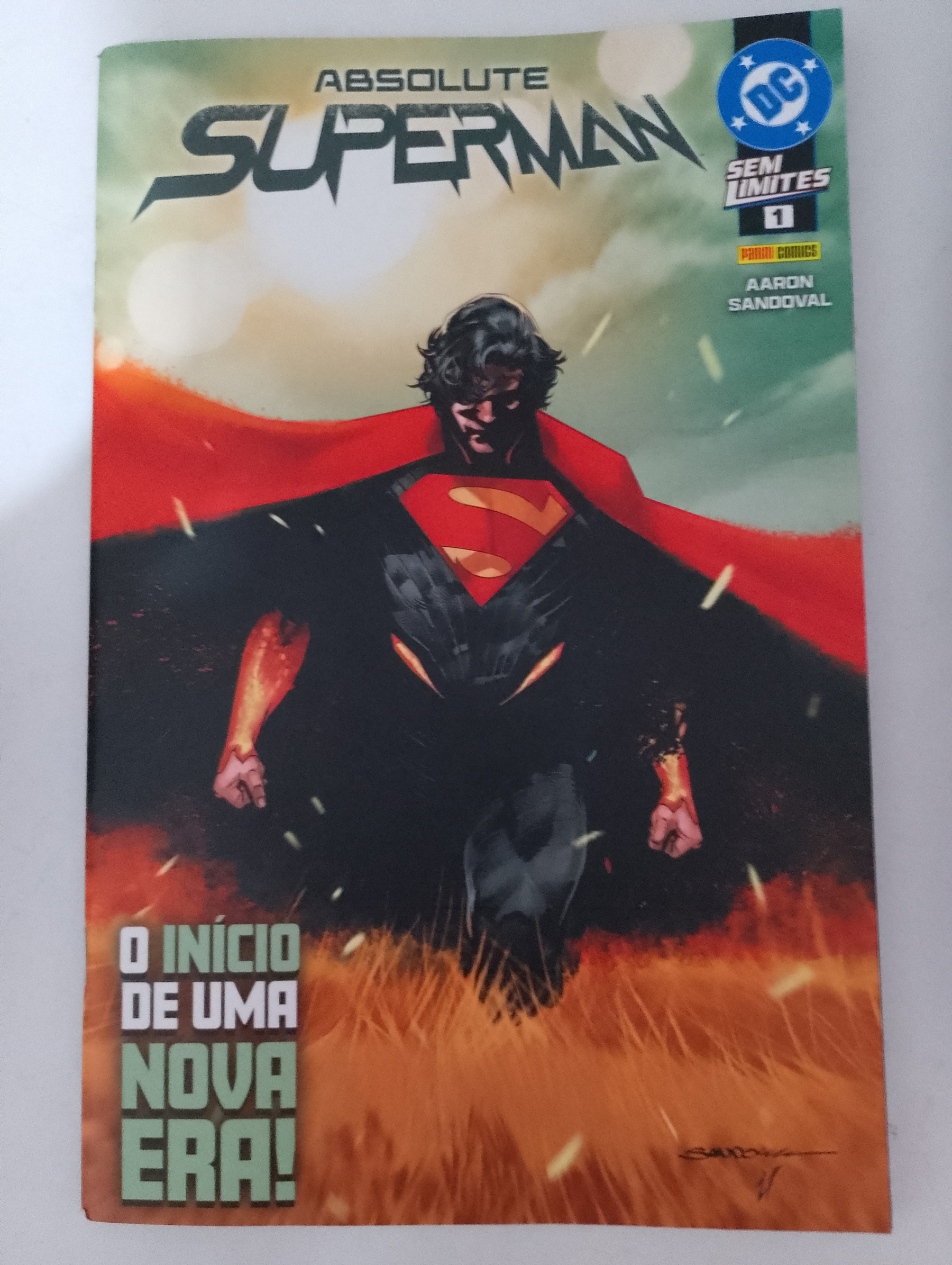 Auto-generated description: Capa de uma revista em quadrinhos chamada Absolute Superman, com a ilustração de um Superman de aparência sombria e o texto O início de uma nova era!.