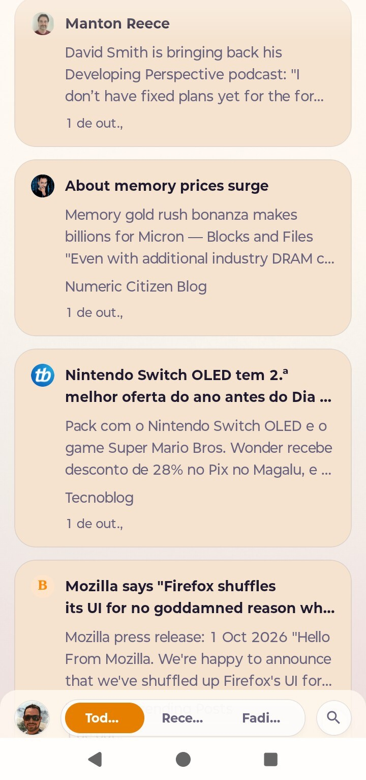 Auto-generated description: Quatro cards exibem notícias e atualizações sobre podcasts, preços de memória, promoções do Nintendo Switch OLED e mudanças na interface do Firefox.